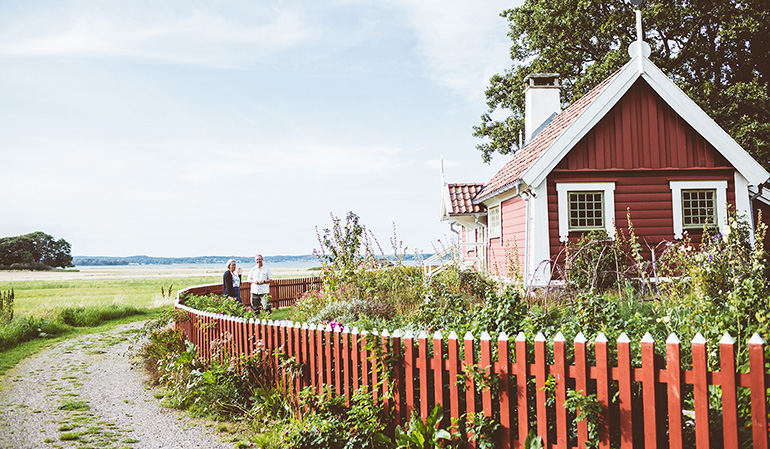 Julig gata i Kungsbacka med belysning i julgranarna.