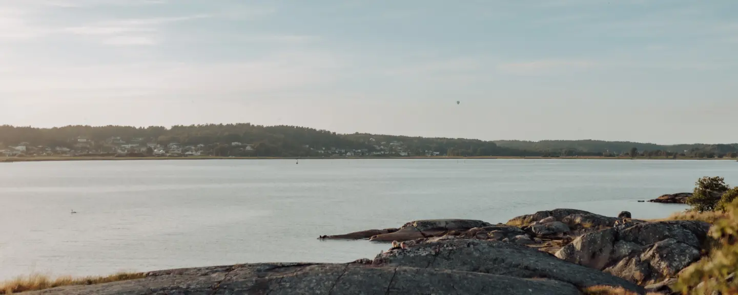 Vy över klippor och hav