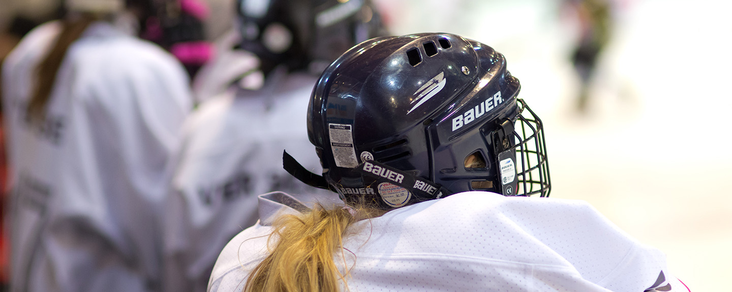 Person med hockeyhjälm