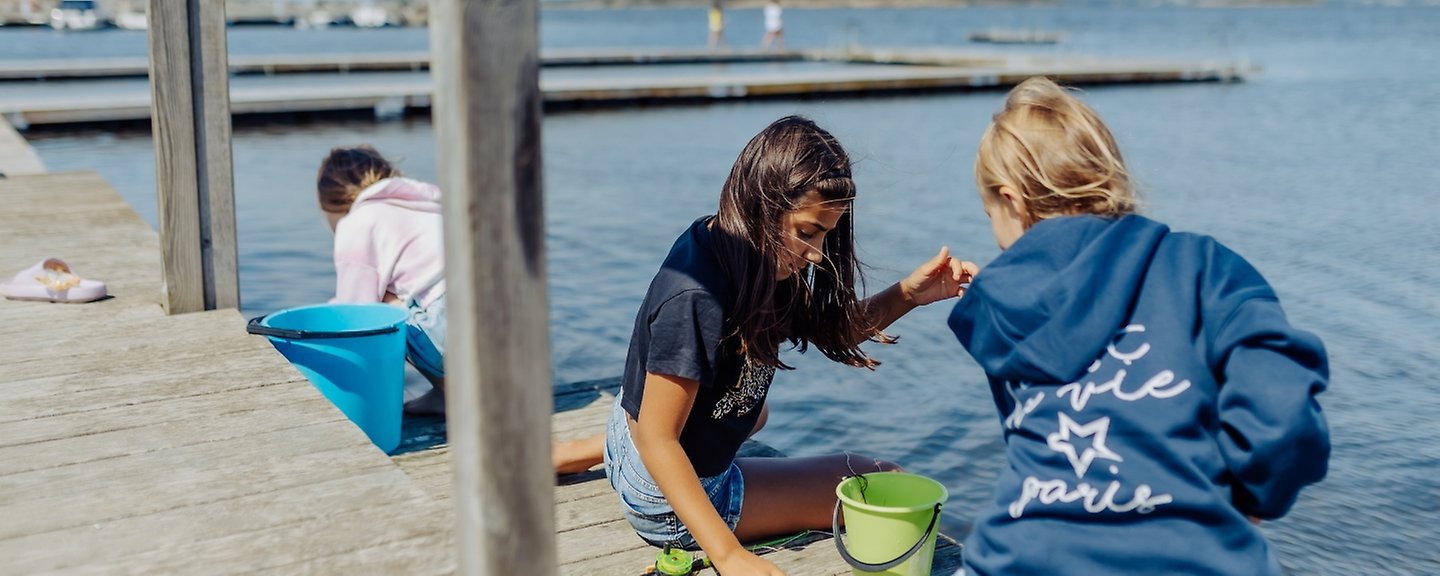 Vid pittoreska Gårda Brygga i Åsa finns långgrunda vikar och sandstränder med inslag av klippor.