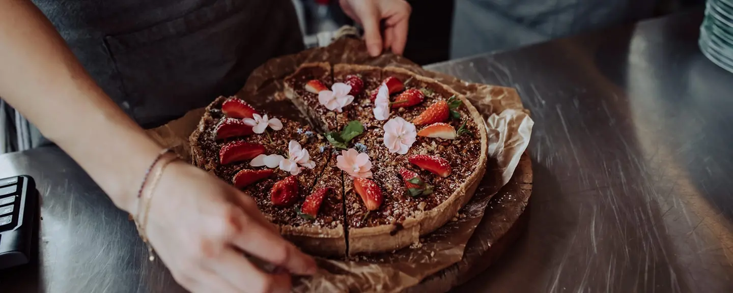Person som serverar dessertpaj