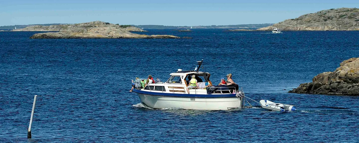 Motorbåt med jolle på släp
